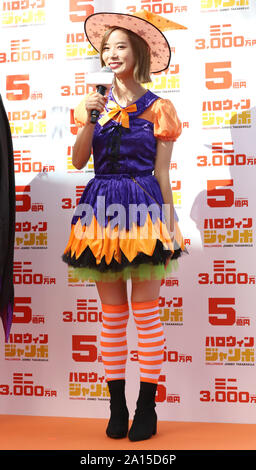 Tokyo, Japon. Sep 24, 2019. Personnalité de la télévision japonaise Asahi Nao en costume assiste à un événement promotionnel de la 500 millions de yen Jumbo Halloween loterie comme le premier ticket est en vente à Tokyo le Mardi, Septembre 24, 2019. Des milliers de parieurs d'attente pour les billets dans l'espoir de milliardaires. Credit : Yoshio Tsunoda/AFLO/Alamy Live News Banque D'Images