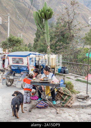 Ollantaytambo, Pérou - 20 mai 2016 : femme Kechua vendant de la nourriture dans la rue. L'Amérique du Sud Banque D'Images