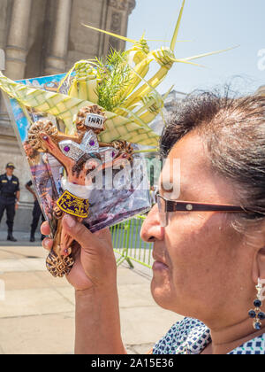 Lima, Pérou - Mars 29, 2018 : femme péruvienne montrant un palm de Pâques sur la rue de Lima avant Pâques. Jeudi Saint. Plaza de Armas, par Banque D'Images