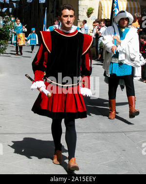 Sarteano (Sienne, Toscane) / ITALIE - Août 15, 2008 : Cité Médiévale joute Sarrasine, Giostra del Saracino. Traditionnel défilé en costume médiéval Banque D'Images