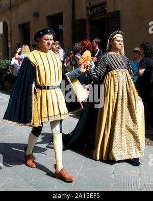 Sarteano (Sienne, Toscane) / ITALIE - Août 15, 2008 : Cité Médiévale joute Sarrasine, Giostra del Saracino. Traditionnel défilé en costume médiéval Banque D'Images