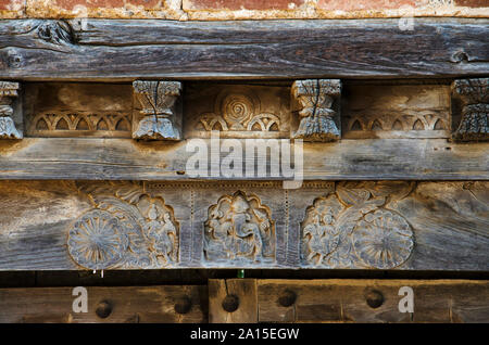 Les détails de la sculpture sur la porte d'entrée, près de l'Ama dans Saswad Purandare, Maharashtra, Inde Banque D'Images