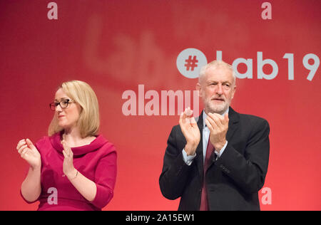 Conférence annuelle du Parti travailliste en 2019, centre de Brighton, Brighton, Angleterre, Royaume-Uni. 24e. Septembre, 2019. Rebecca Long-Bailey député (à gauche) Secrétaire d'état d'ombre pour les entreprises, l'énergie et de stratégie industrielle est rejoint sur la scène principale par Jeremy Corbyn (à droite) le chef du parti du travail à la conférence annuelle du Parti travailliste 2019 Credit : Alan Beastall/Alamy Live News. Banque D'Images