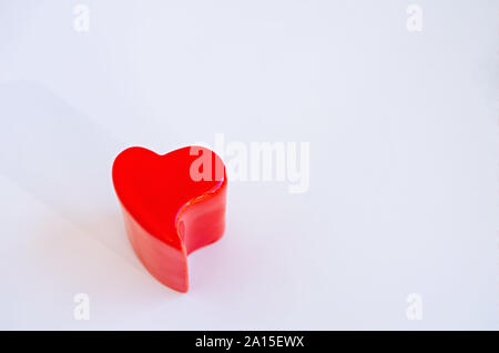 Coeur en céramique de couleur rouge sur fond blanc. Concept de la Saint-Valentin. Close-up. Banque D'Images
