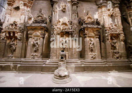 Magnifiquement sculpté idoles, Kailas Mandir, la caverne n°16, les grottes d'Ellora à Aurangabad, Maharashtra Banque D'Images