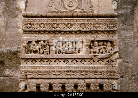 Magnifiquement sculpté idoles, Kailas Mandir, la caverne n°16, les grottes d'Ellora à Aurangabad, Maharashtra Banque D'Images