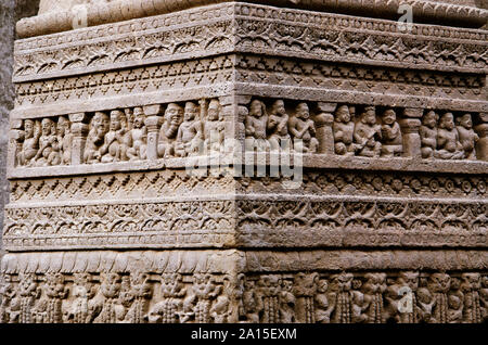 Magnifiquement sculpté idoles, Kailas Mandir, la caverne n°16, les grottes d'Ellora à Aurangabad, Maharashtra Banque D'Images