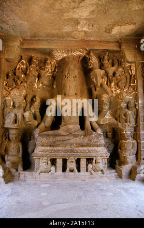 Magnifiquement sculpté idoles, Kailas Mandir, la caverne n°16, les grottes d'Ellora à Aurangabad, Maharashtra Banque D'Images