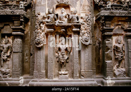 Magnifiquement sculpté idoles, Kailas Mandir, la caverne n°16, les grottes d'Ellora à Aurangabad, Maharashtra Banque D'Images