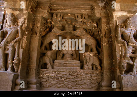 Magnifiquement sculpté idoles, Kailas Mandir, la caverne n°16, les grottes d'Ellora à Aurangabad, Maharashtra Banque D'Images