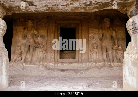 Magnifiquement sculpté idoles, la caverne n°20, les grottes d'Ellora à Aurangabad, Maharashtra Banque D'Images