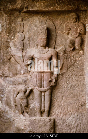 Magnifiquement sculpté idoles, la caverne n°17, les grottes d'Ellora à Aurangabad, Maharashtra, Inde Banque D'Images