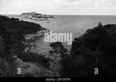 Vue sur l'île de San Nicola. Îles Tremiti. Pouilles, Italie Canon EOS 5D Mark II EF-L 24-105mm Banque D'Images