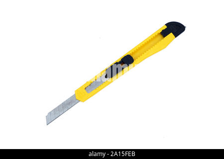 Jaune, papeterie, cutter, couteau isolé sur fond blanc Banque D'Images