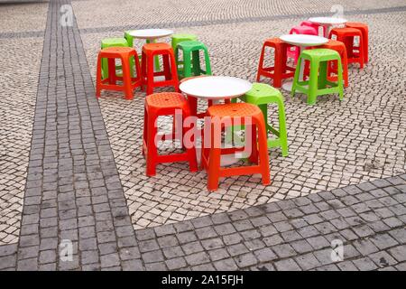 Peu de tableaux colorés et sièges pour enfants (Porto Santo, Madère, Portugal) Banque D'Images