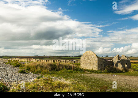 Aberthaw Littoral et ruiné Limpert Bay cottage dans la vallée de Glamorgan au Pays de Galles du Sud Banque D'Images