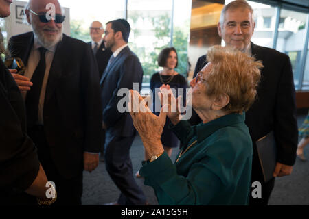 Le Dr Ruth Westheimer lors d'une cérémonie au Musée du patrimoine juif dans la région de Battery Park City avant le dévoilement d'un shofar qui a été soufflé à Auschwitz. Banque D'Images