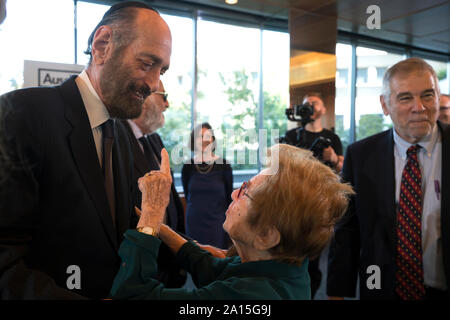 Le Dr Ruth Westheimer avec Joseph Malovany Cantor lors d'une cérémonie au Musée du patrimoine juif dans la région de Battery Park City avant le dévoilement d'un shofar. Banque D'Images