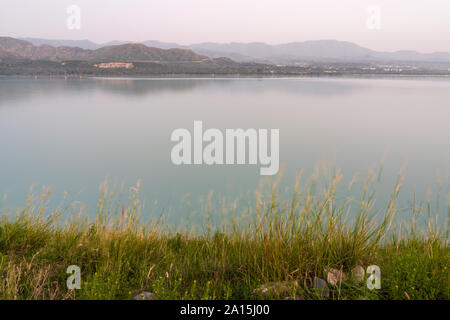 Paysage de montagne et lac de Tarbela, Barrage de Tarbela Ghazi, KPK, Pakistan Banque D'Images