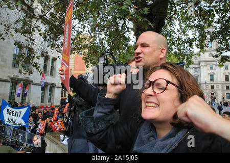 Westminster, London, UK. Sep 24, 2019. Deux manifestants devant les tribunaux célébrer comme ils entendent la décision. Le cas de la Cour suprême statue sur la suspension du Parlement par le Premier Ministre est annoncé à la cour de Westminster ce matin - le résultat a été au pouvoir contre le gouvernement, les juges, à l'unanimité, que la prorogation n'a trouvé qu'elle était illégale. Credit : Imageplotter/Alamy Live News Banque D'Images