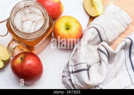 Le jus de pomme fait maison cuisine à domicile avec des pommes coupées sur la table Banque D'Images