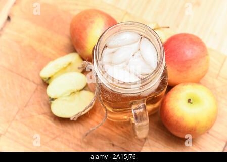 Le jus de pomme fait maison cuisine à domicile avec des pommes coupées sur la table Banque D'Images