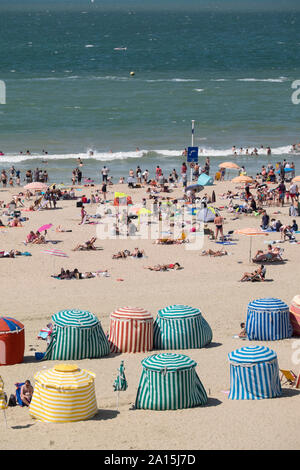 Trouville-sur-Mer (Normandie, nord-ouest de la France) : la plage avec parasols Banque D'Images
