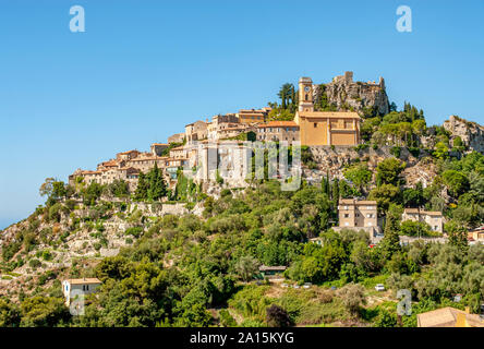 Vue sur le village médiéval perché d'Èze sur la Côte d'Azur, avec des maisons traditionnelles en pierre construites sur une colline rocheuse Banque D'Images