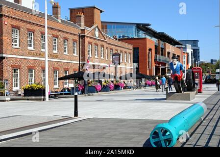 L'extérieur de l'Ancienne Douane public house sur GUNWHARF QUAYS Portsmouth Hampshire England UK Banque D'Images