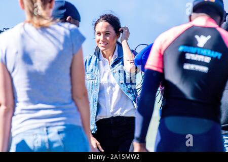 Cape Town, Afrique du Sud. Sep 24, 2019. Harry et Meghan, le duc et la duchesse de Kent, à Monwabisi Beach à Cape Town, le 24 septembre 2019, à visiter les courbes de changement, lunch et du Commonwealth Fund Lab à la litière le 2e jour de leur visite officielle en AfricaCredit : Albert Nieboer/ Pays-Bas OUT/Point de vue OUT |/dpa/Alamy Live News Banque D'Images