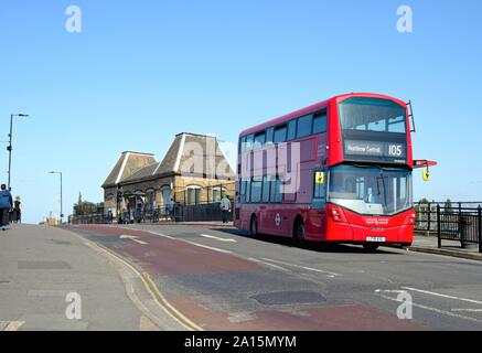Un bus à impériale rouge de Londres devant l'ancienne gare de Southall, South Street, Southall West London, Angleterre Banque D'Images