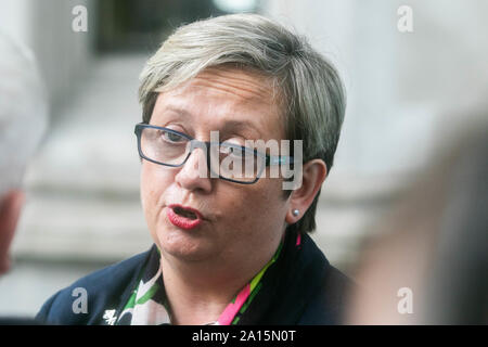 Londres, Royaume-Uni - 24 septembre 2019 . MP nationaliste écossais, Joanna Cherry QC qui a gagné un cas juridique dans les tribunaux écossais donne une entrevue à l'extérieur de la Cour suprême à la suite d'une décision par 11 juges a conclu le Premier ministre Boris Johnson avait agi illégalement en suspendant le Parlement et induit la Reine. Credit : amer ghazzal/Alamy Live News Banque D'Images