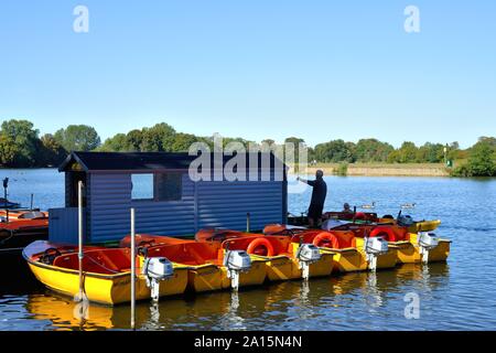 Location de bateaux de plaisance amarrés sur la Tamise à Windsor Berkshire England UK Banque D'Images