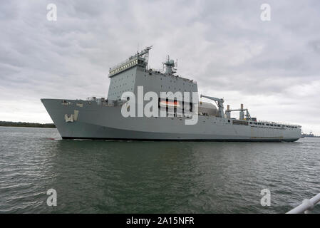 L'eau de Southampton, Angleterre, Royaume-Uni. Septembre 2019. Appel de demandes la baie de Lyme est une classe Bay landing ship dock auxiliaire de la Royal Fleet Auxiliary en cours o Banque D'Images