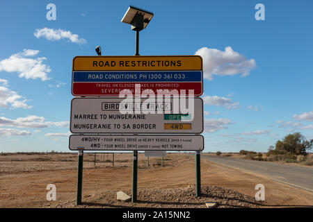 Quitter Marree le panneau de restriction routière informe les conducteurs des sections de la voie sont ouvertes au public, les conditions de la route changent souvent. Banque D'Images