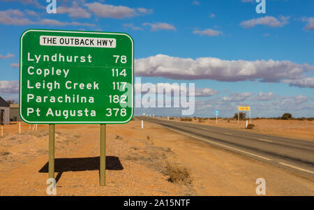 Panneau de route australien sur l'Outback Highway, vue en conduisant vers le sud en direction de Port Augusta, Australie méridionale. Banque D'Images