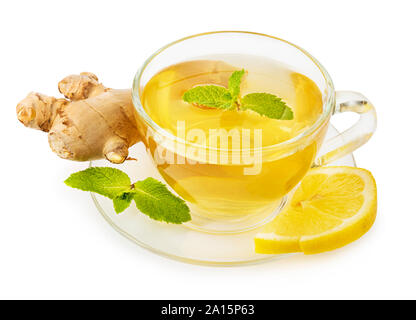 La tisane de feuilles de menthe fraîche, de tranches de citron et gingembre isolé sur fond blanc avec l'ombre doux Banque D'Images