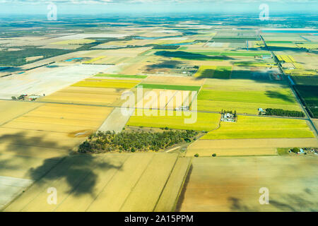 Vue aérienne de vert des champs cultivés et de fermes dans le Queensland, Australie Banque D'Images