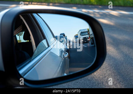 Wing mirror, sauvetage lane, voitures et camions lors d'embouteillage dans la soirée, Allemagne Banque D'Images