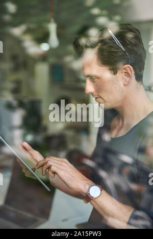 Man using digital tablet Banque D'Images