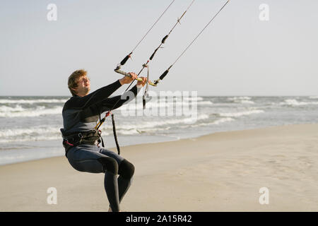 Kiteboarder préparer son cerf-volant Banque D'Images