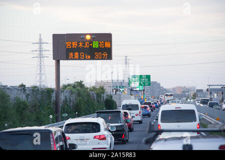 Soga, Chiba, Japon, 09/23/2019 , le trafic est bloqué sur le E14, IC Soga en raison d'un grand accident. Cela a causé le trafic à ralentir pendant des kilomètres sur le haut Banque D'Images