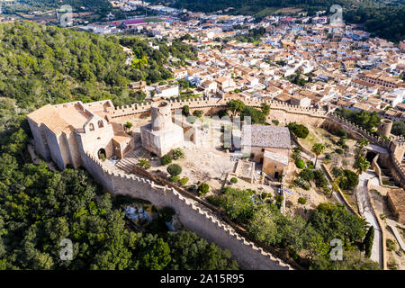 Vue aérienne du château de Capdepera par des immeubles d'habitation dans village Banque D'Images