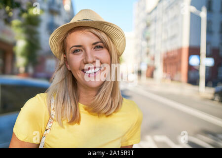 Portrait de jeune femme dans la ville Banque D'Images