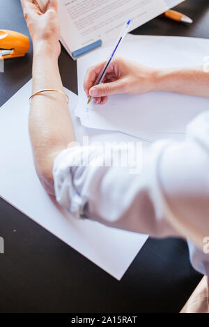 Close-up of female student learning à 24 à la prise de notes Banque D'Images