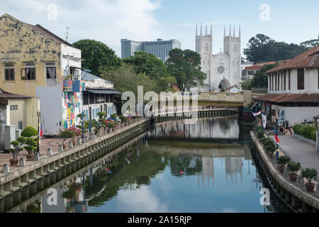 La Malaisie, Malacca Ville : la rivière Malacca avec l'Église catholique de Saint François Xavier en arrière-plan La ville est enregistré comme un UNESCO World Il Banque D'Images