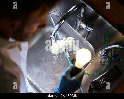 Technicien et l'ampoule et roue de turbine à l'essai pour la production d'électricité Banque D'Images