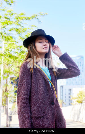 Femme de rêve de porter un chapeau, Barcelone, Espagne Banque D'Images