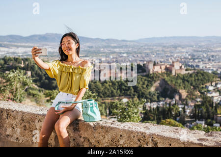 Jeune Femme prenant une à l'Alhambra selfies, Granada, Espagne Banque D'Images