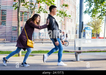 Happy woman petit ami dans la rue, Barcelone, Espagne Banque D'Images